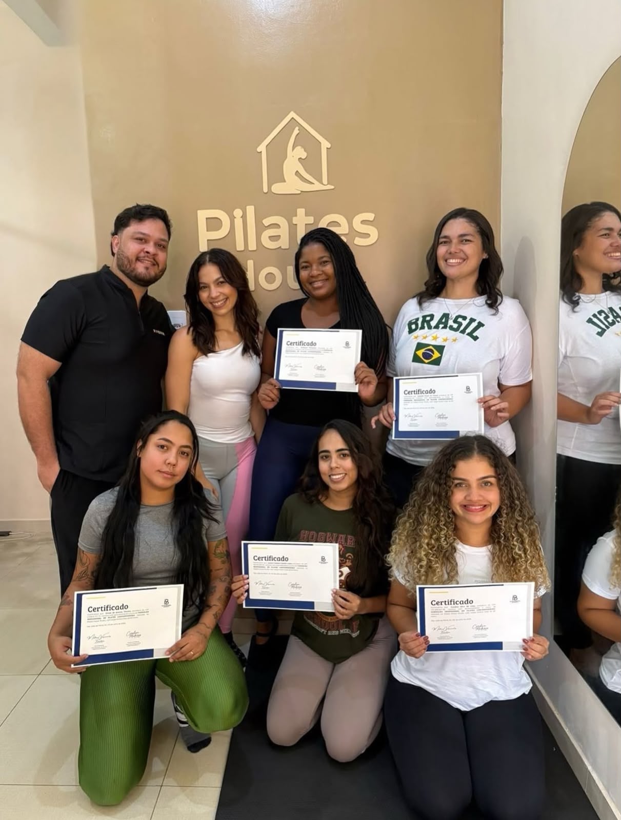 Alunos em treinamento prático de Pilates Clínico no Instituto